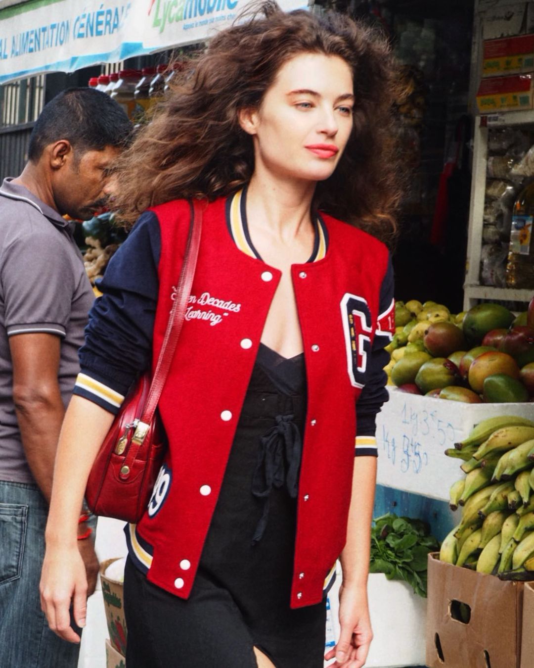 Phong cách phối màu đỏ hoàn hảo của phụ nữ Pháp - 7