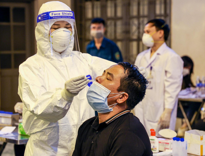 Lấy hơn 4.000 mẫu xét nghiệm Covid-19 cho các tiểu thương, người dân chợ Ninh Hiệp - 10