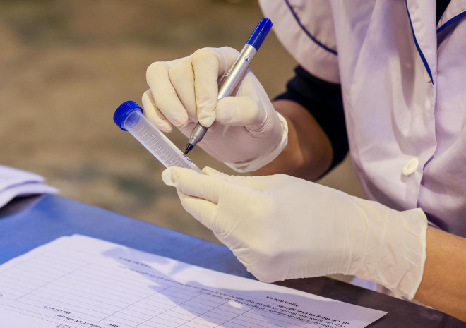 Lấy hơn 4.000 mẫu xét nghiệm Covid-19 cho các tiểu thương, người dân chợ Ninh Hiệp - 11