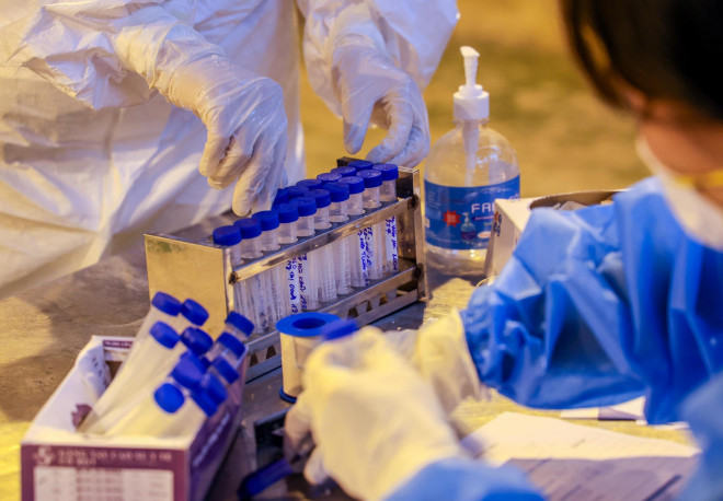 Lấy hơn 4.000 mẫu xét nghiệm Covid-19 cho các tiểu thương, người dân chợ Ninh Hiệp - 12