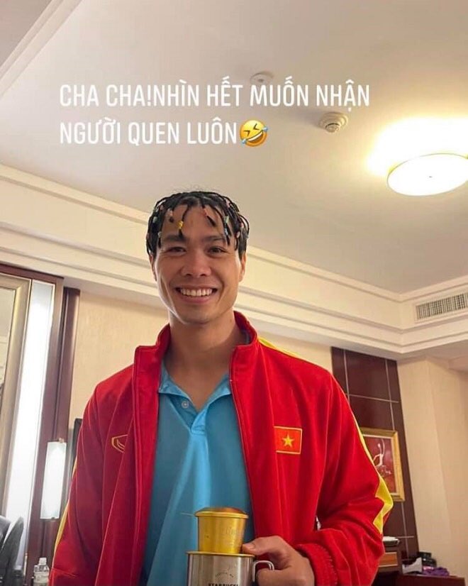 Các cầu thủ Việt Nam sành điệu với kiểu tóc bện thừng mới trước giờ thi đấu - 4