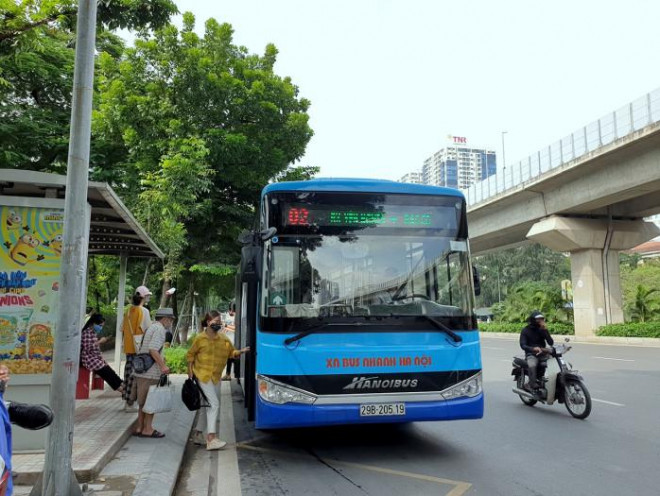 Hà Nội: Xe buýt nhộn nhịp trở lại, phải “bỏ khách” giờ cao điểm - 1
