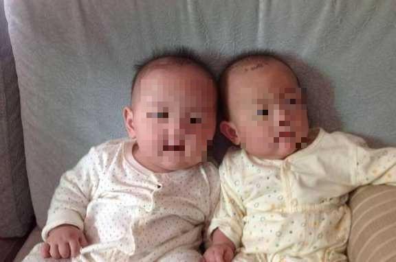 Hai bé trai song sinh trông quá khác nhau, kết quả xét nghiệm ADN vạch trần bí mật cay đắng - 1