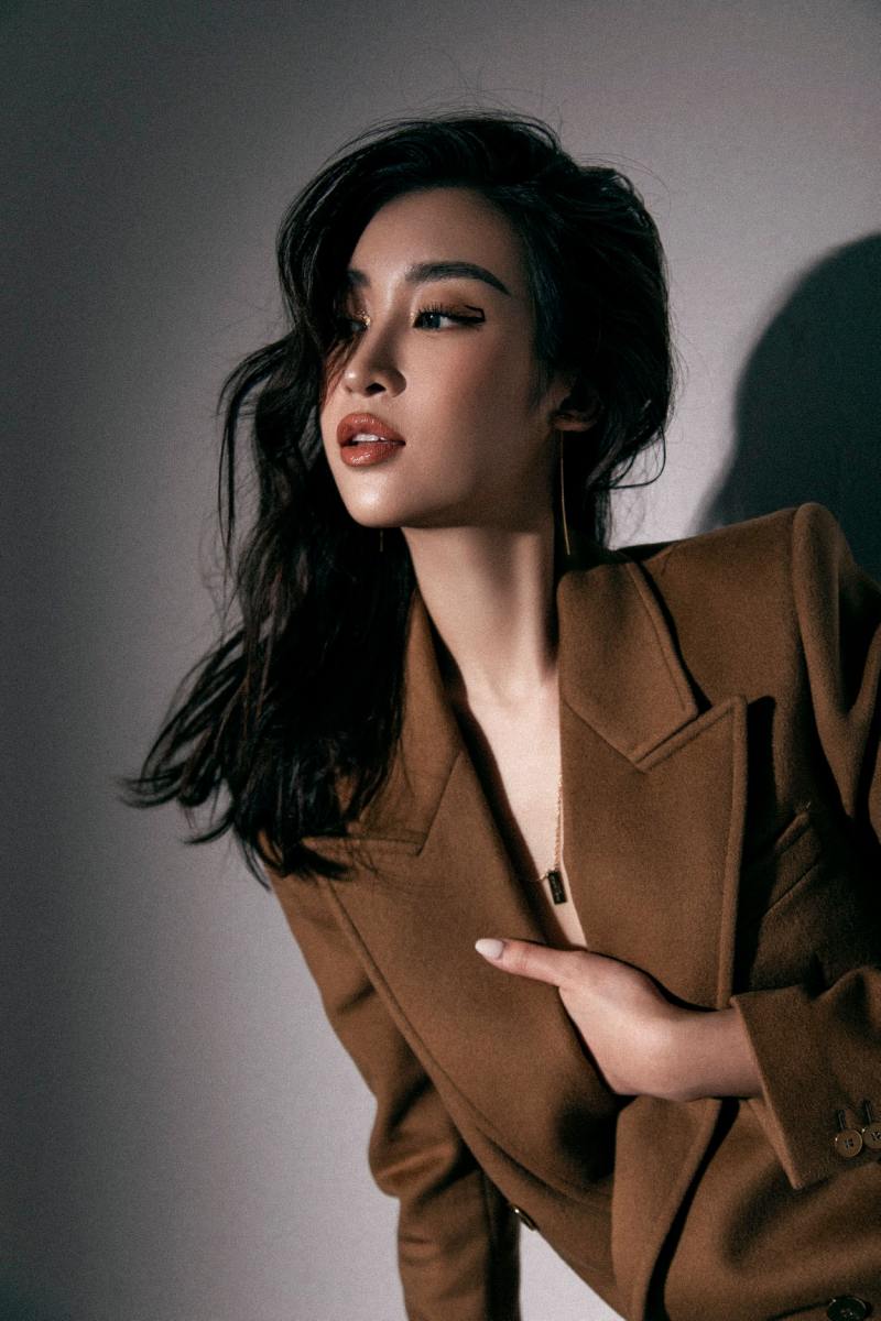 Đỗ Mỹ Linh mặc áo vest không nội y, sexy hiếm thấy với phong cách mới - 1