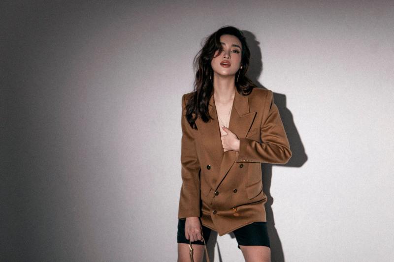 Đỗ Mỹ Linh mặc áo vest không nội y, sexy hiếm thấy với phong cách mới - 4