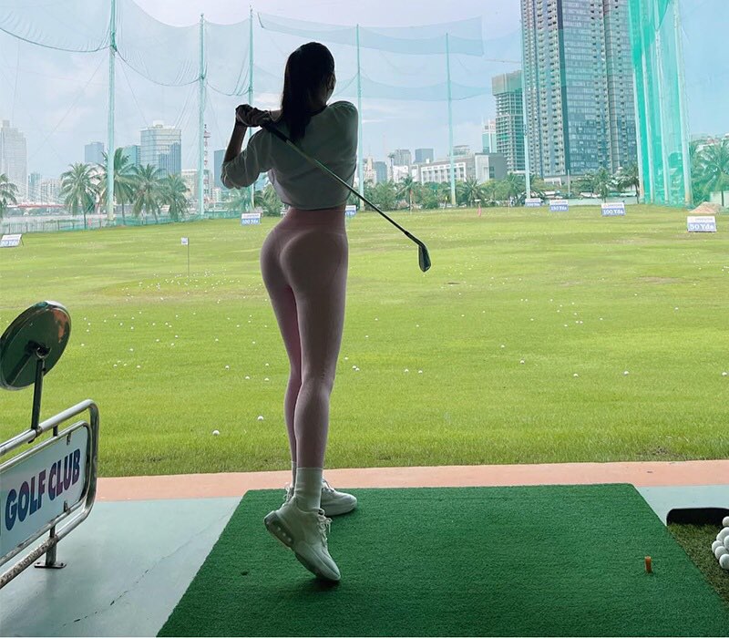 &#34;Phú bà Sài thành sở hữu toà cao ốc mang tên mình” mặc quần tưởng như không trên sân golf - 3