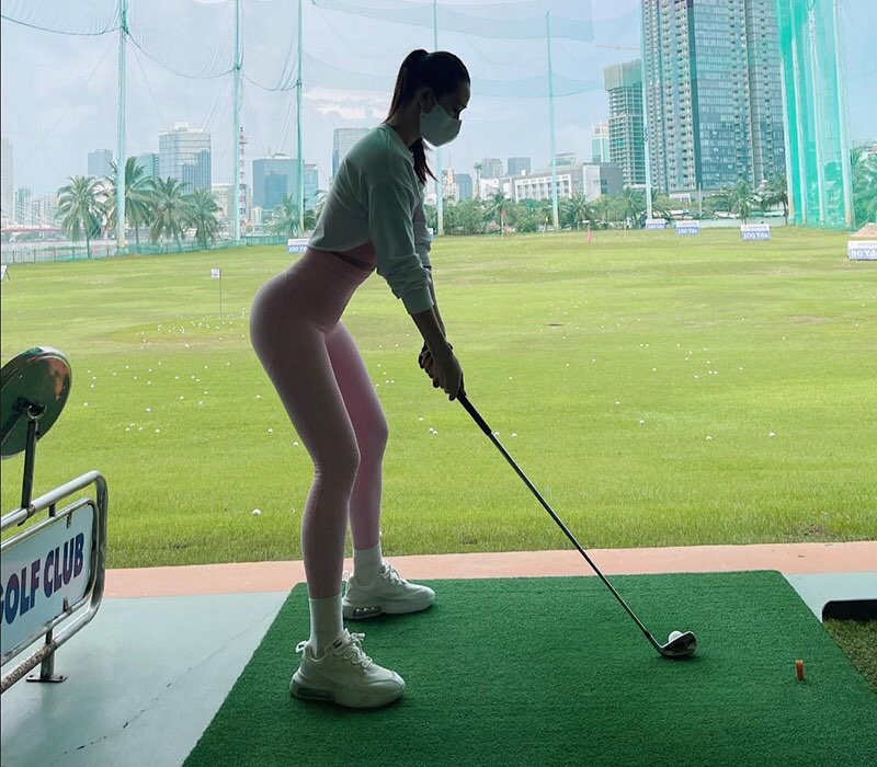 &#34;Phú bà Sài thành sở hữu toà cao ốc mang tên mình” mặc quần tưởng như không trên sân golf - 4