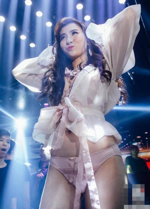 Sự cố kỳ cục gây đỏ mặt trong các show diễn nội y hiếm hoi ở Việt Nam - 7