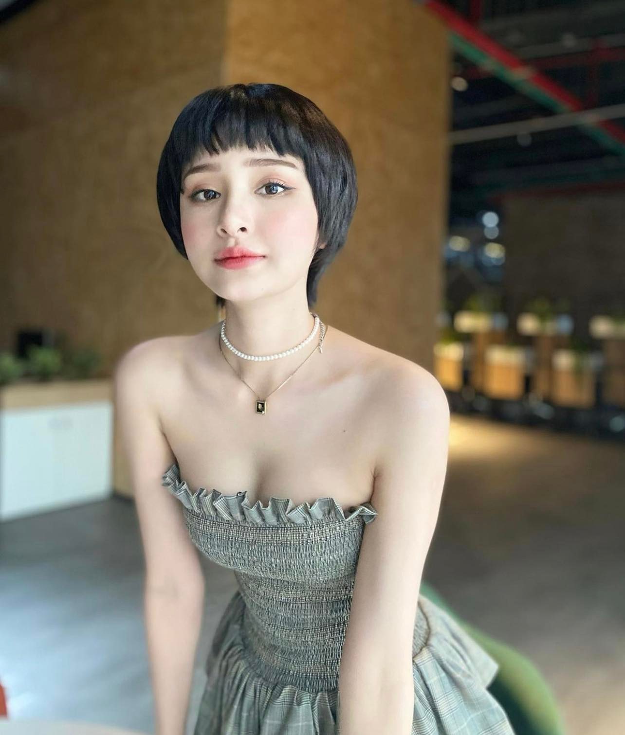 "Mỹ nhân Trấn Thành muốn nuôi" mê kiểu váy trễ tràng, khoe điểm cơ thể hấp dẫn - 3