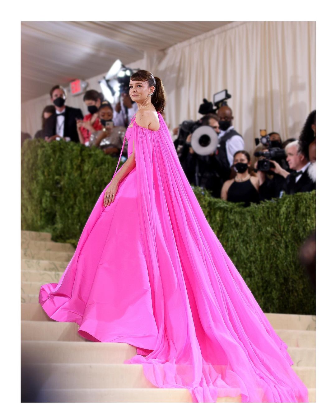 Thảm đỏ rực rỡ với xu hướng váy Cape - 4