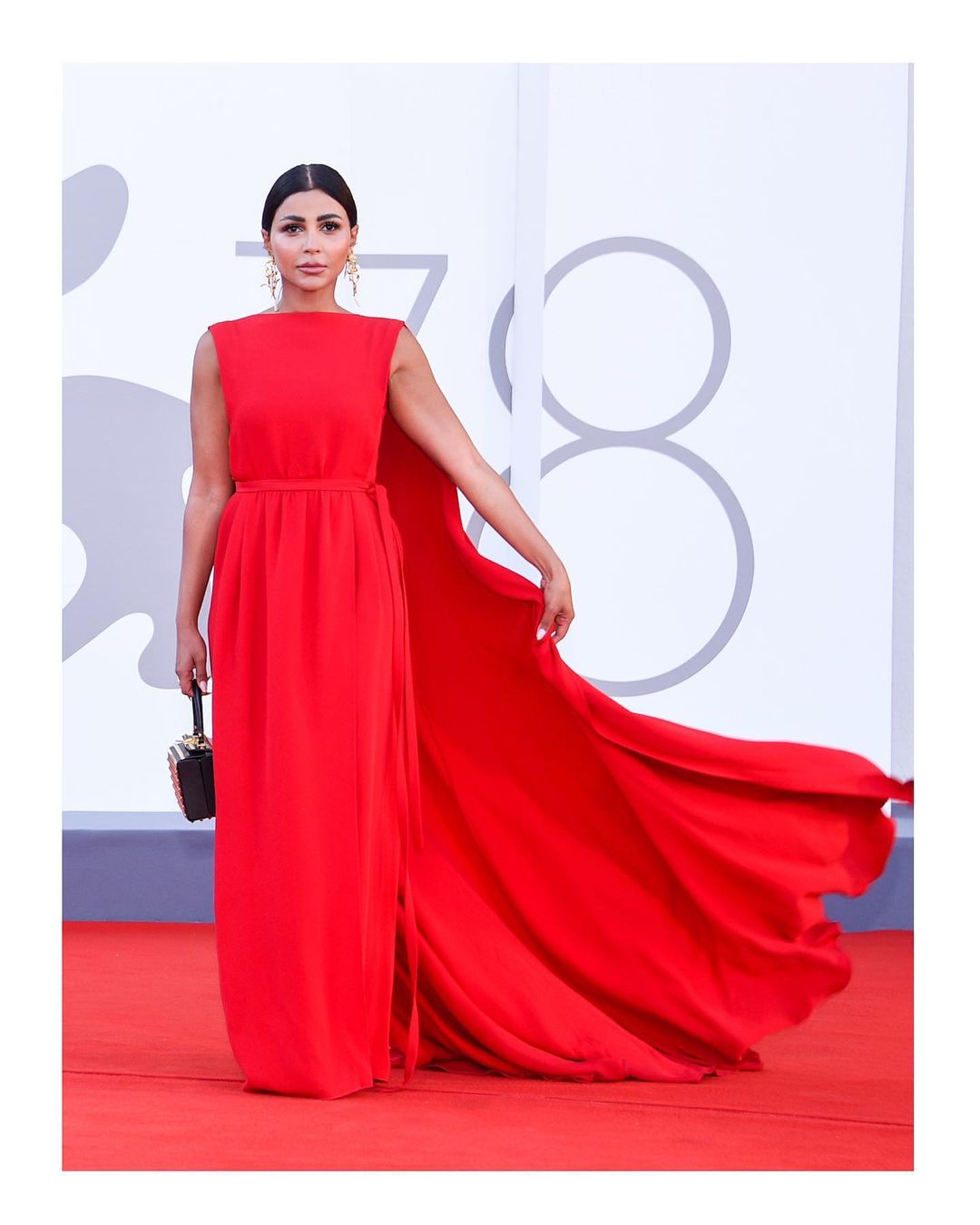 Thảm đỏ rực rỡ với xu hướng váy Cape - 5