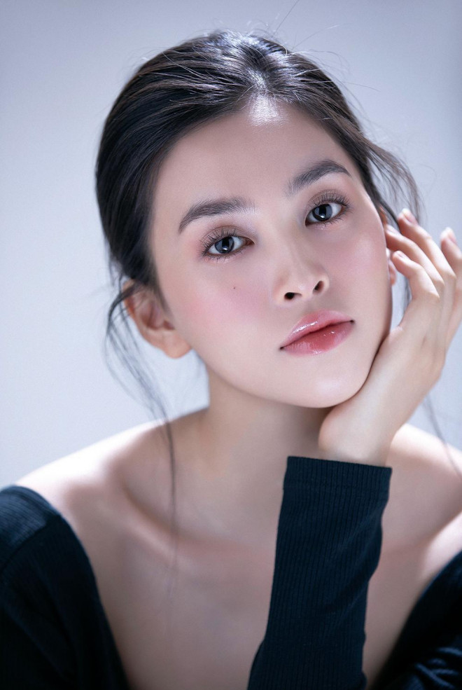 Trang điểm trong veo, Hoa hậu Tiểu Vy vẫn đẹp hút hồn với gương mặt đạt 'tỷ lệ vàng' - 3