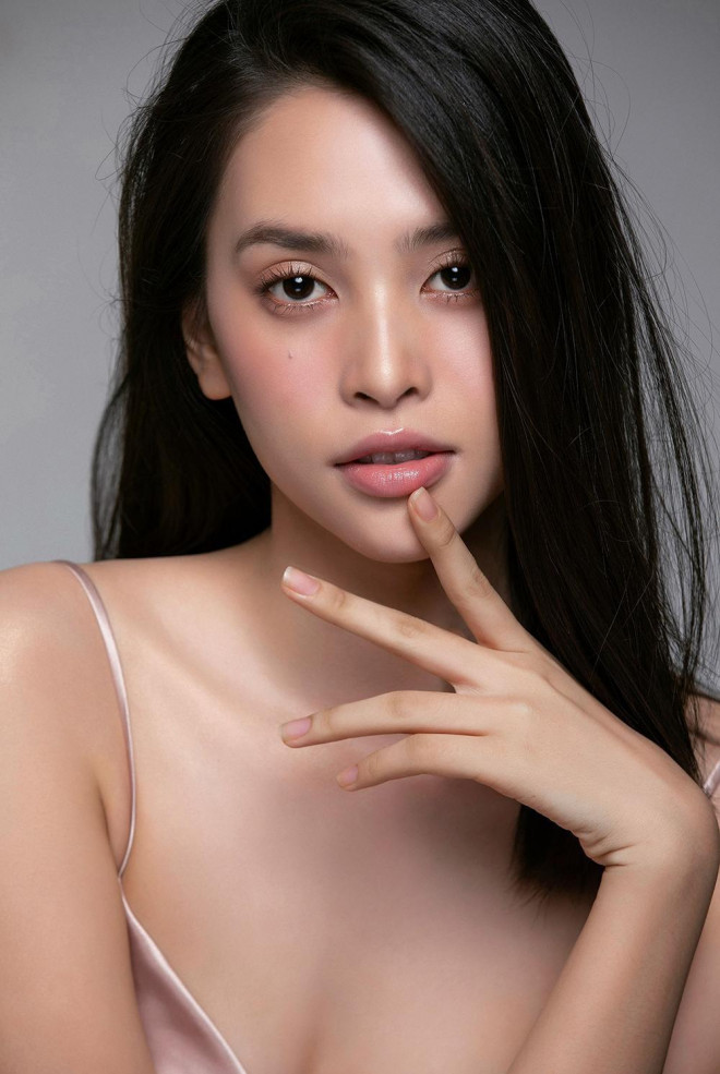 Trang điểm trong veo, Hoa hậu Tiểu Vy vẫn đẹp hút hồn với gương mặt đạt 'tỷ lệ vàng' - 7