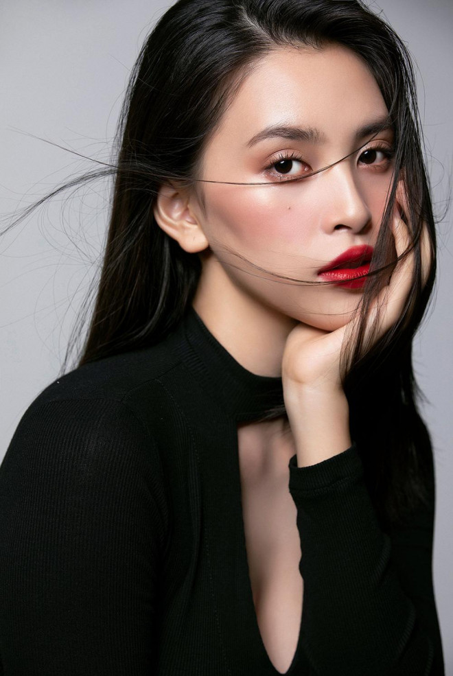 Trang điểm trong veo, Hoa hậu Tiểu Vy vẫn đẹp hút hồn với gương mặt đạt 'tỷ lệ vàng' - 11