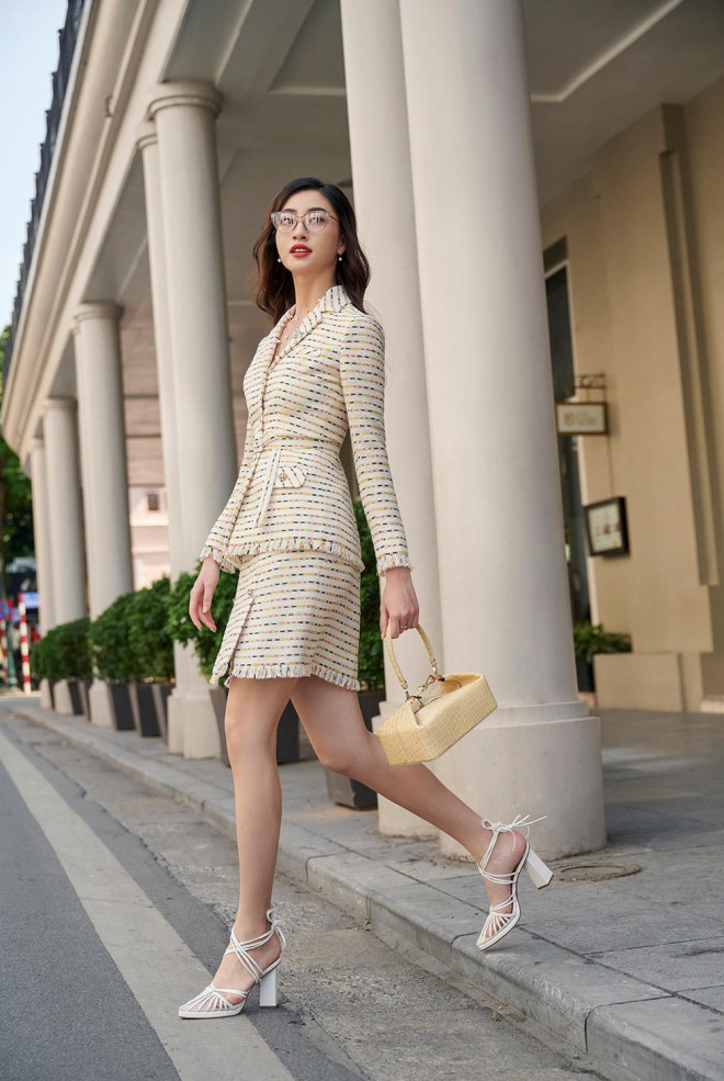 Lương Thùy Linh khoe đôi chân dài 1m22 khi xuống phố mùa thu - 4