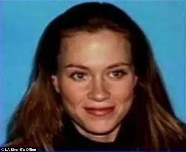 Cái chết của giám đốc có nhân tình quyến rũ: Thi thể trong ngôi mộ nông - 1