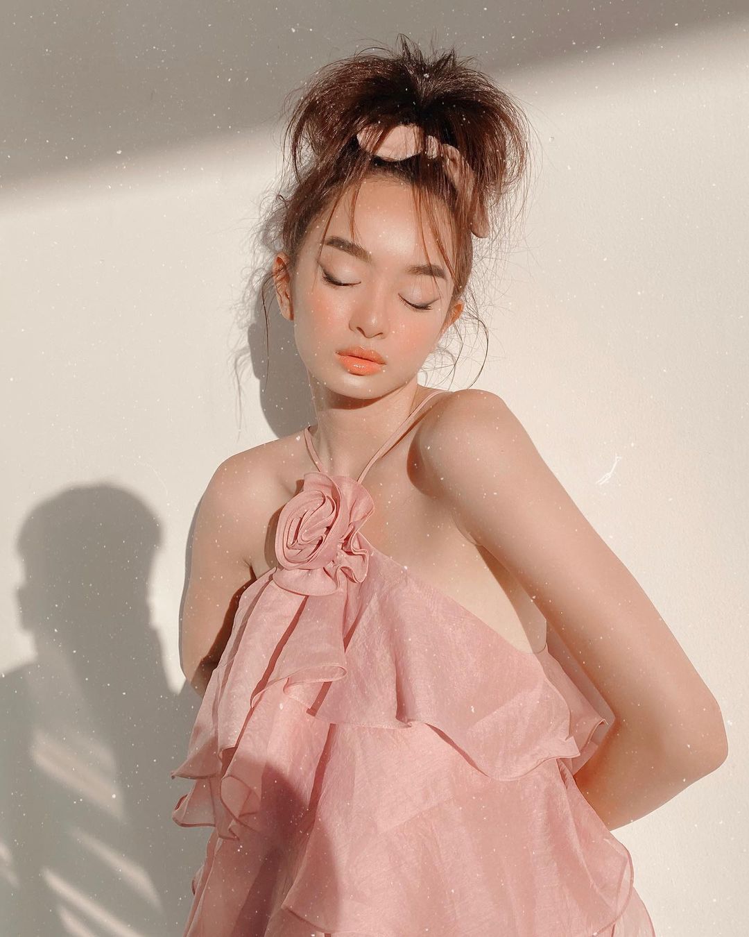 Vòng 1 bớt "quá khổ", người đẹp "Em chưa 18" quyến rũ hơn khi diện nội y lông - 13