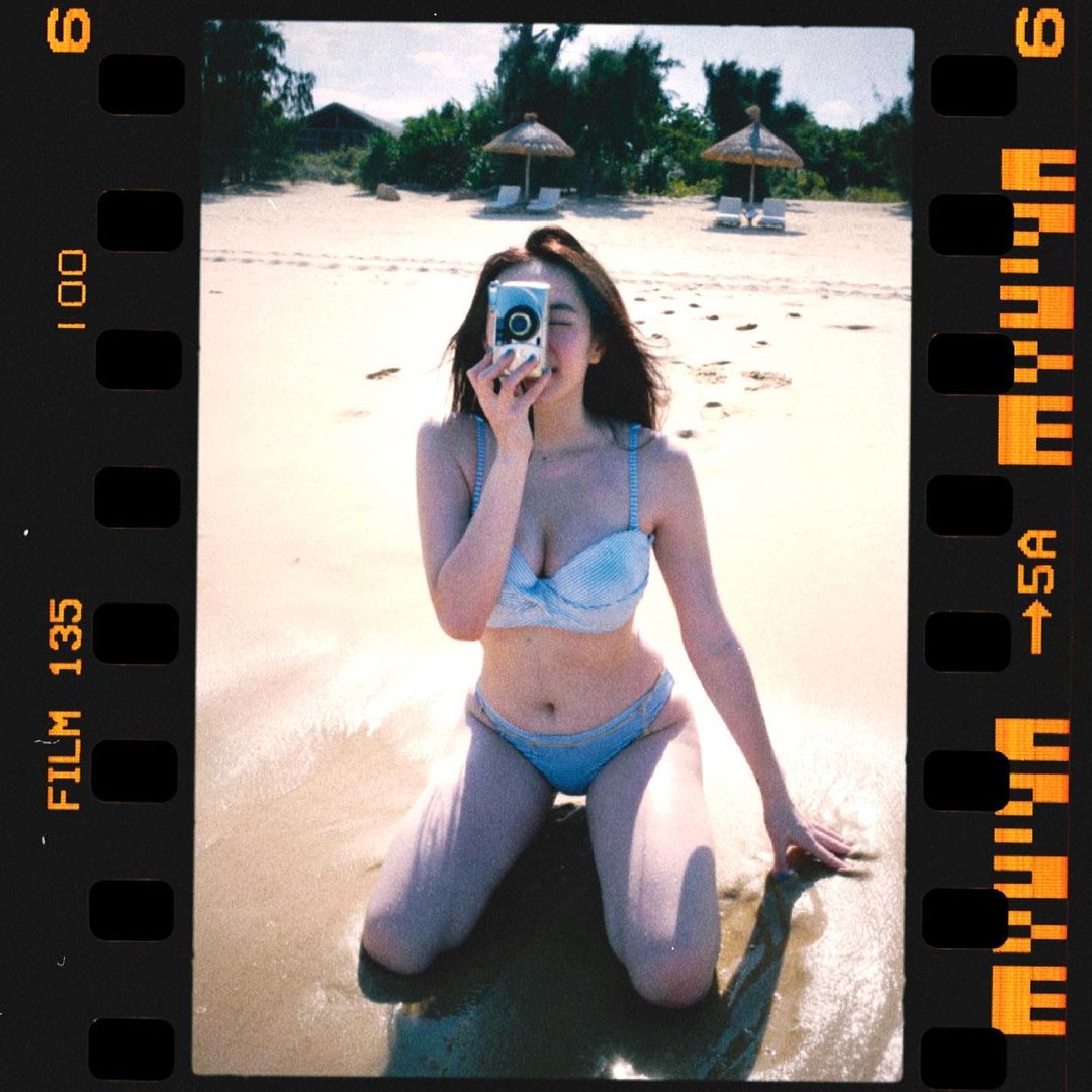 Vòng 1 bớt "quá khổ", người đẹp "Em chưa 18" quyến rũ hơn khi diện nội y lông - 11