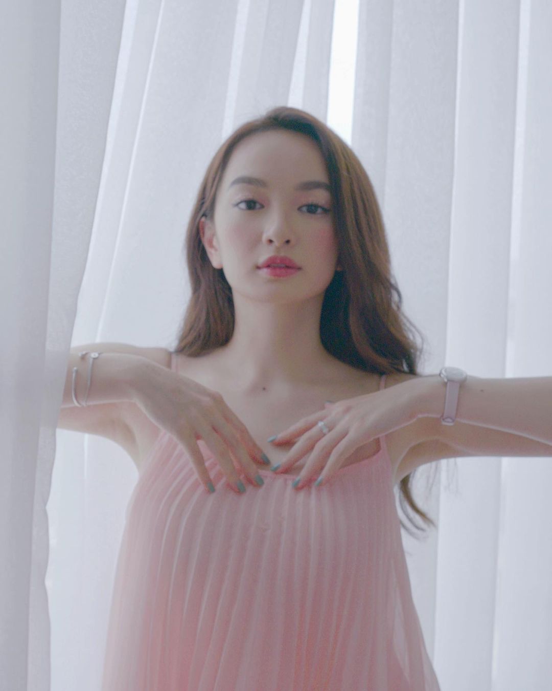 Vòng 1 bớt "quá khổ", người đẹp "Em chưa 18" quyến rũ hơn khi diện nội y lông - 10