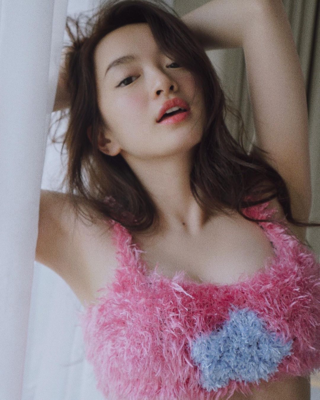 Vòng 1 bớt "quá khổ", người đẹp "Em chưa 18" quyến rũ hơn khi diện nội y lông - 3