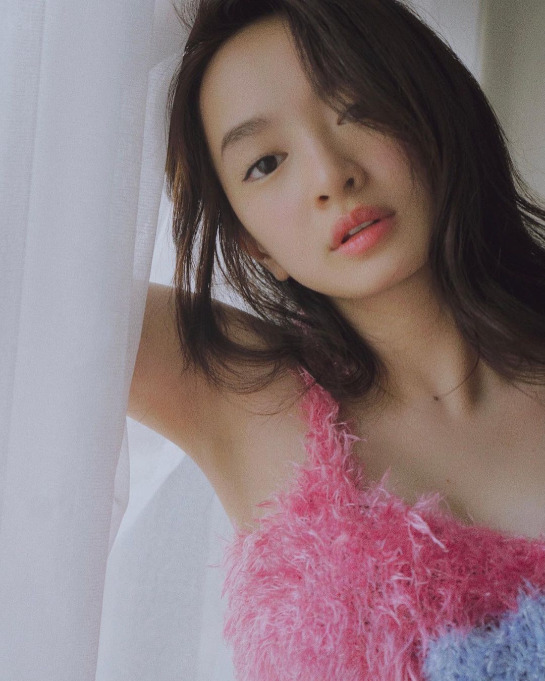 Vòng 1 bớt "quá khổ", người đẹp "Em chưa 18" quyến rũ hơn khi diện nội y lông - 4