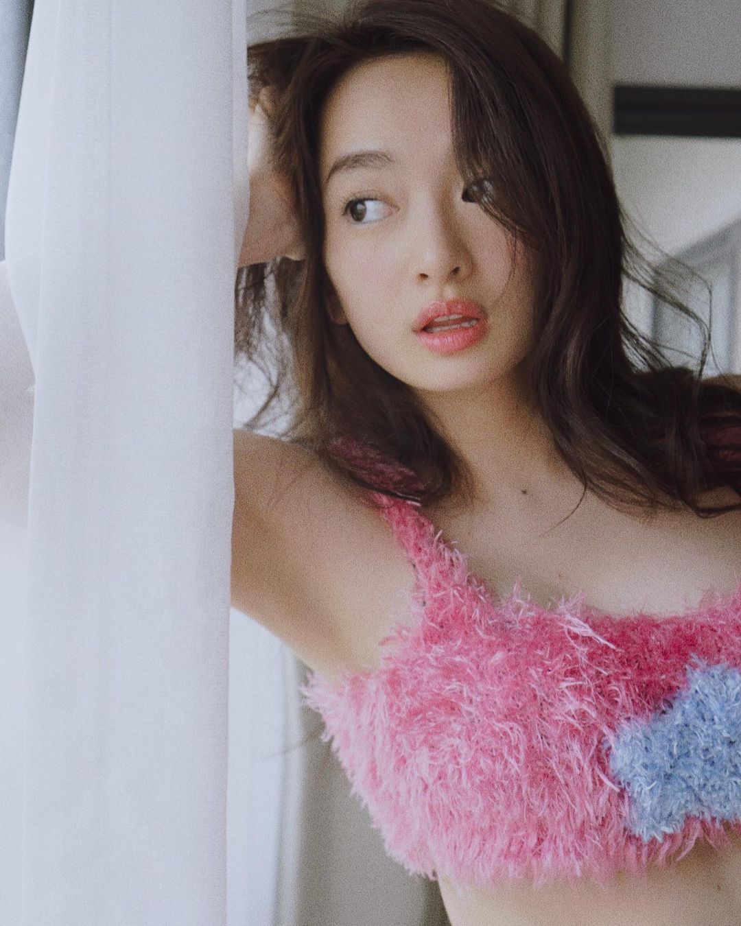 Vòng 1 bớt "quá khổ", người đẹp "Em chưa 18" quyến rũ hơn khi diện nội y lông - 5