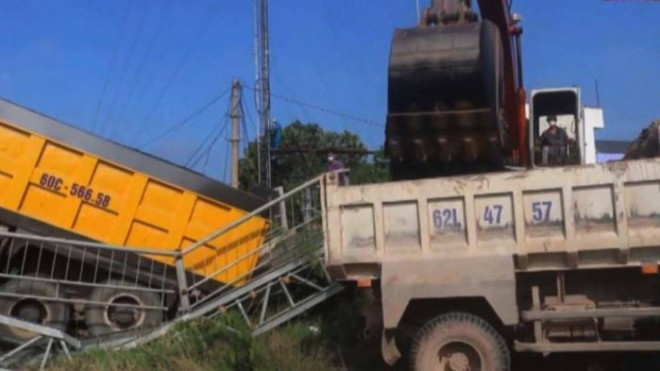 Tạm giữ tài xế xe tải 48 tấn làm sập cầu 5 tấn ở Long An - 2