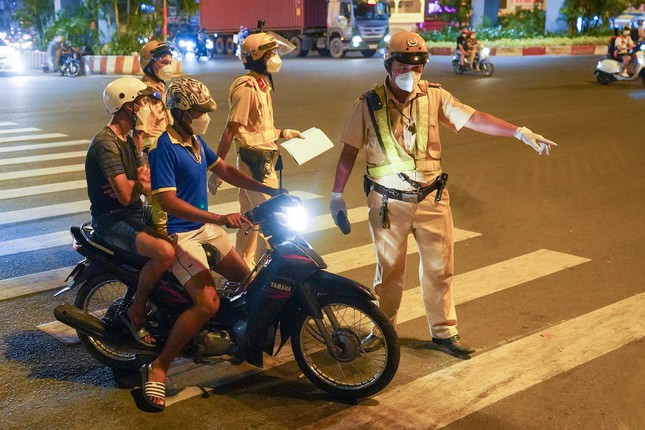 Theo chân CSGT xử lý vi phạm nồng độ cồn ở TPHCM - 3