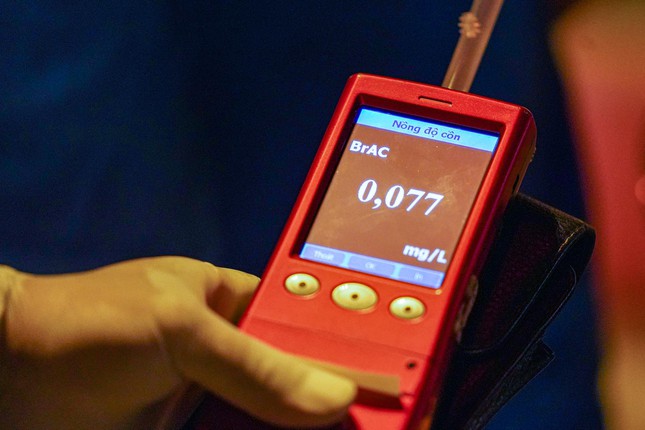 Theo chân CSGT xử lý vi phạm nồng độ cồn ở TPHCM - 5