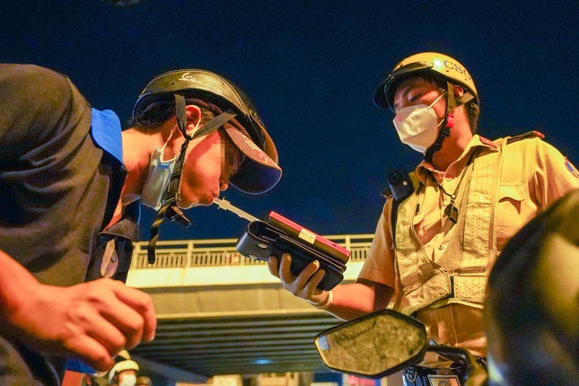 Theo chân CSGT xử lý vi phạm nồng độ cồn ở TPHCM - 6