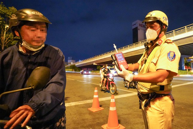 Theo chân CSGT xử lý vi phạm nồng độ cồn ở TPHCM - 7