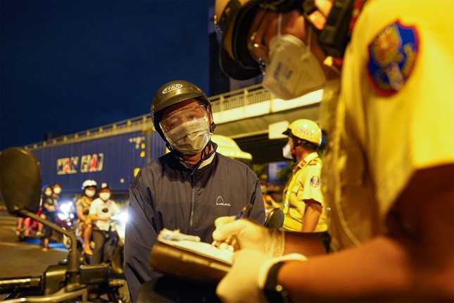 Theo chân CSGT xử lý vi phạm nồng độ cồn ở TPHCM - 8