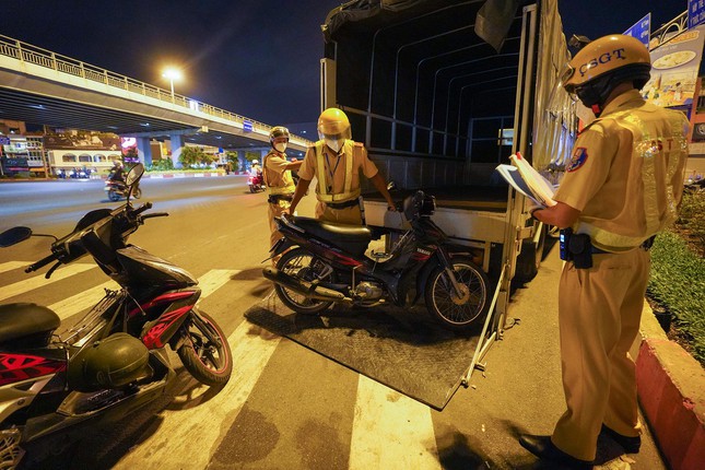 Theo chân CSGT xử lý vi phạm nồng độ cồn ở TPHCM - 9