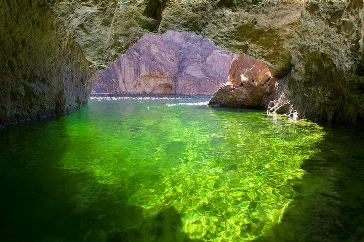 Ghé thăm hồ nước xanh ngọc bích tuyệt đẹp nằm giữa sa mạc khô cằn - 1