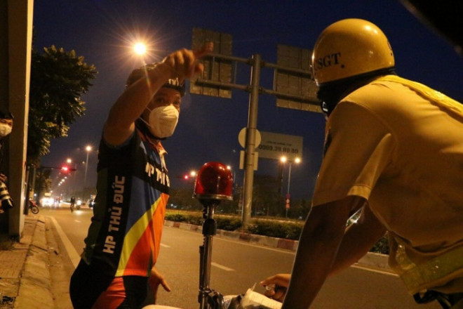 CSGT TP.HCM phạt gắt người đi xe đạp vượt đèn đỏ trên đại lộ Phạm Văn Đồng - 2