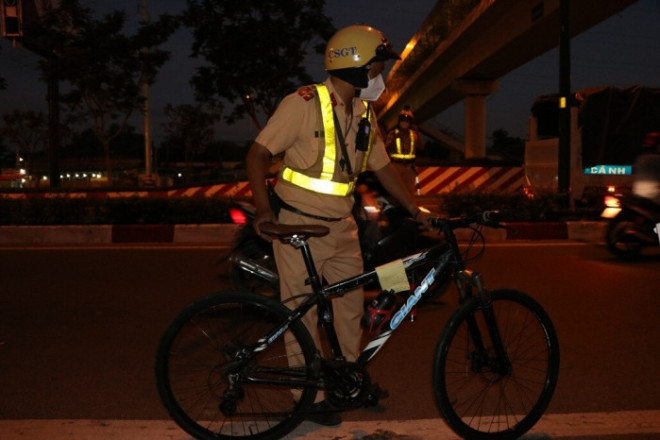 CSGT TP.HCM phạt gắt người đi xe đạp vượt đèn đỏ trên đại lộ Phạm Văn Đồng - 3