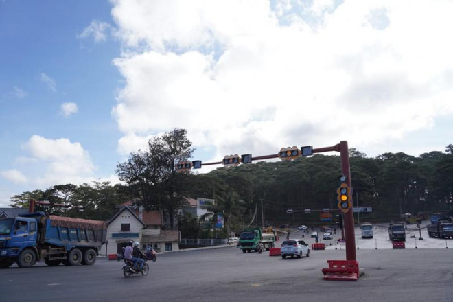 Đường phố Đà Lạt lần đầu xuất hiện đèn xanh, đèn đỏ - 4