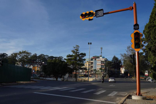 Đường phố Đà Lạt lần đầu xuất hiện đèn xanh, đèn đỏ - 3