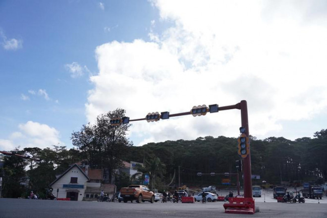 Đường phố Đà Lạt lần đầu xuất hiện đèn xanh, đèn đỏ - 5