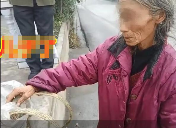 Cụ bà 74 tuổi cuốc bộ 7 tiếng đem 20kg khoai tây cho con trai 8 năm không về nhà - 1