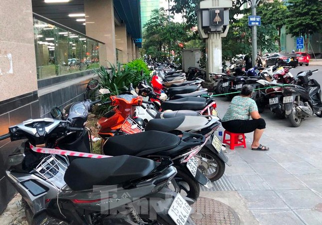 Nhiều bãi trông xe 'lậu' bủa vây ga tàu Cát Linh - 9