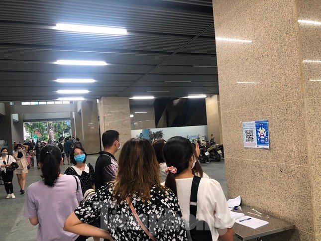 Nhiều bãi trông xe 'lậu' bủa vây ga tàu Cát Linh - 2