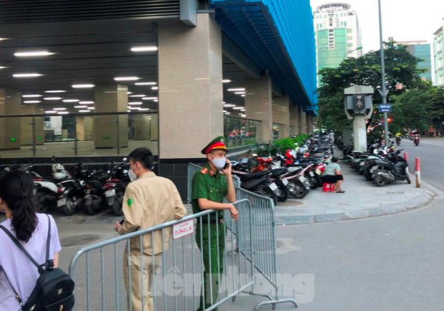 Nhiều bãi trông xe 'lậu' bủa vây ga tàu Cát Linh - 3