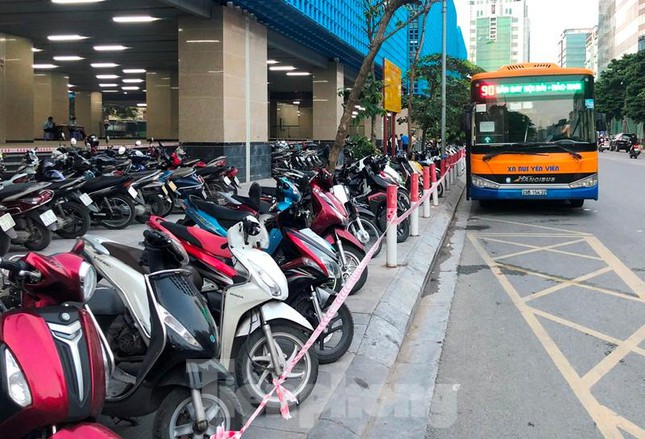 Nhiều bãi trông xe 'lậu' bủa vây ga tàu Cát Linh - 4