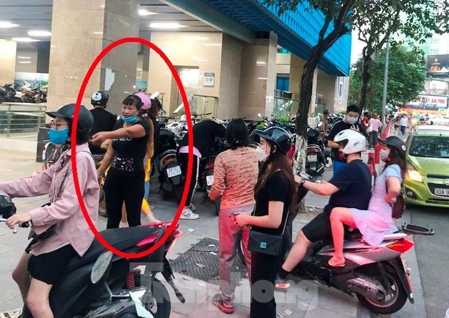 Nhiều bãi trông xe 'lậu' bủa vây ga tàu Cát Linh - 6