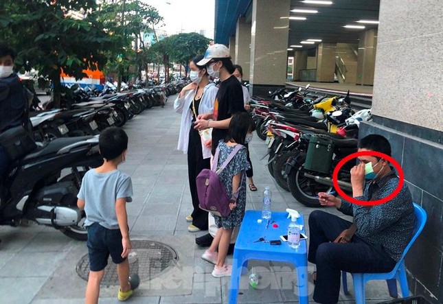 Nhiều bãi trông xe 'lậu' bủa vây ga tàu Cát Linh - 7