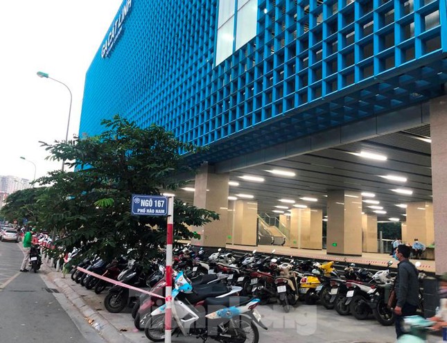 Nhiều bãi trông xe 'lậu' bủa vây ga tàu Cát Linh - 8