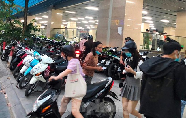 Nhiều bãi trông xe 'lậu' bủa vây ga tàu Cát Linh - 10