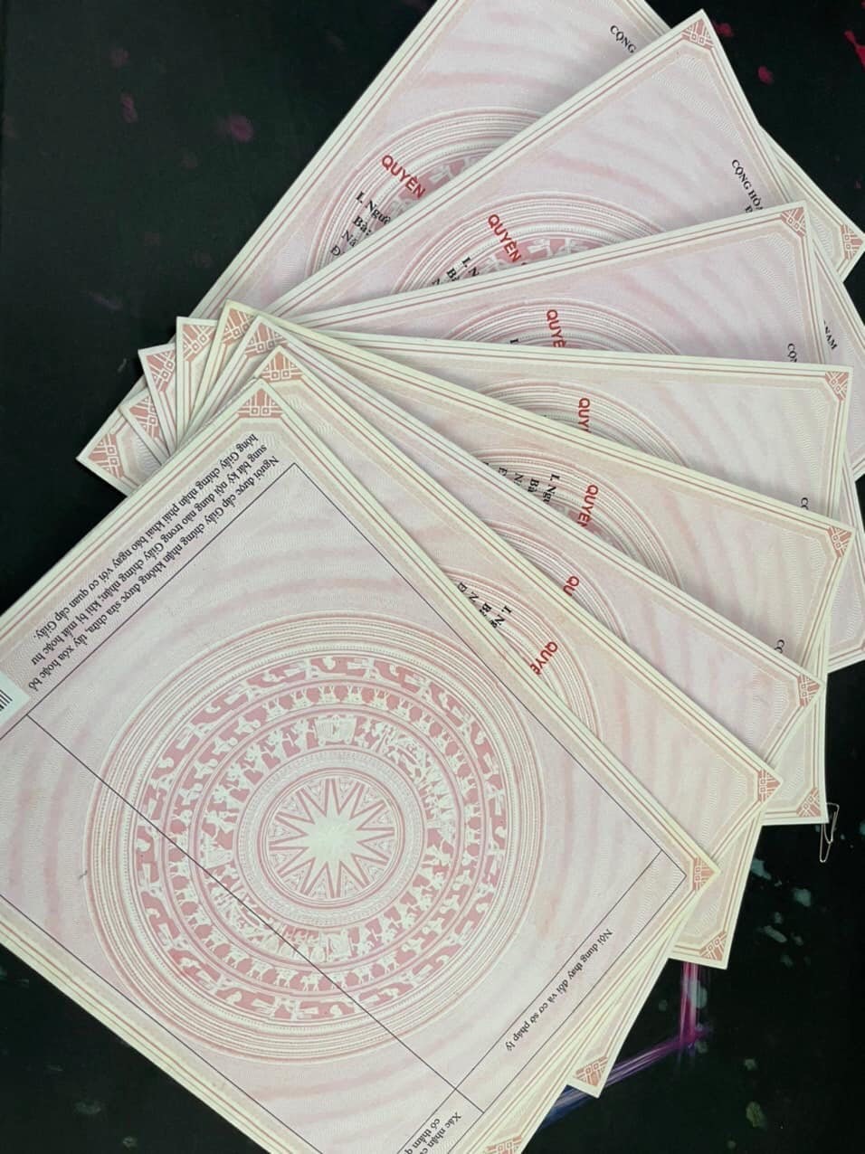 Làm giả 7 sổ đỏ chiếm đoạt hơn 2,5 tỉ đồng - 2