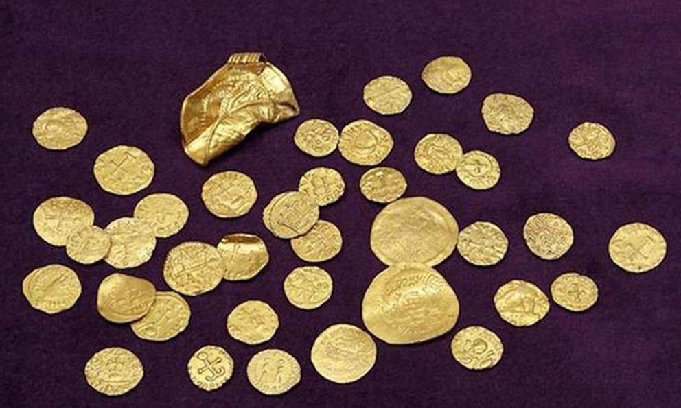 Xúc đất, vô tình tìm ra kho báu toàn đồ bằng vàng 1.400 năm tuổi - 1